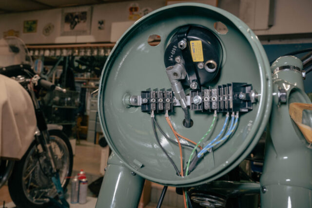 bis zum Scheinwerfer ist der Kombischalter verkabelt