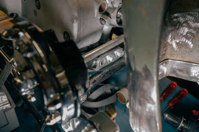 hier kommt die Schraube rein - wie zeichne ich das Loch im unteren Schirmblech an?