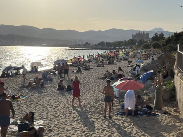 schon einige Leute am Strand