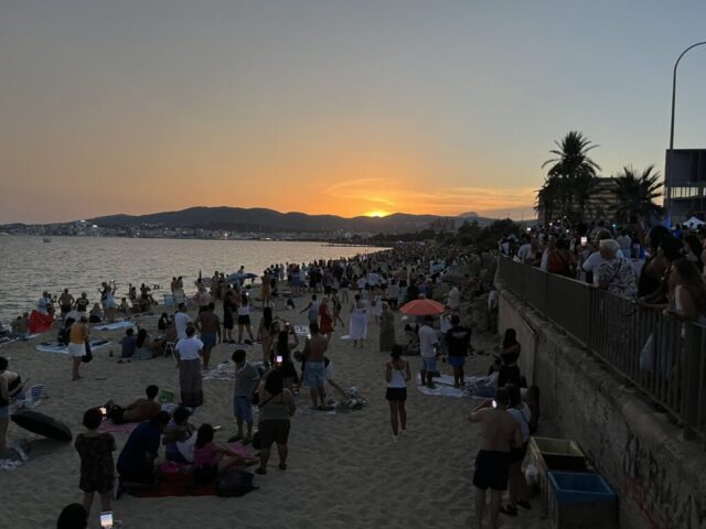 Der Mond gibt die Sonne wieder frei. Aber man beachte die viele gezückten Handys